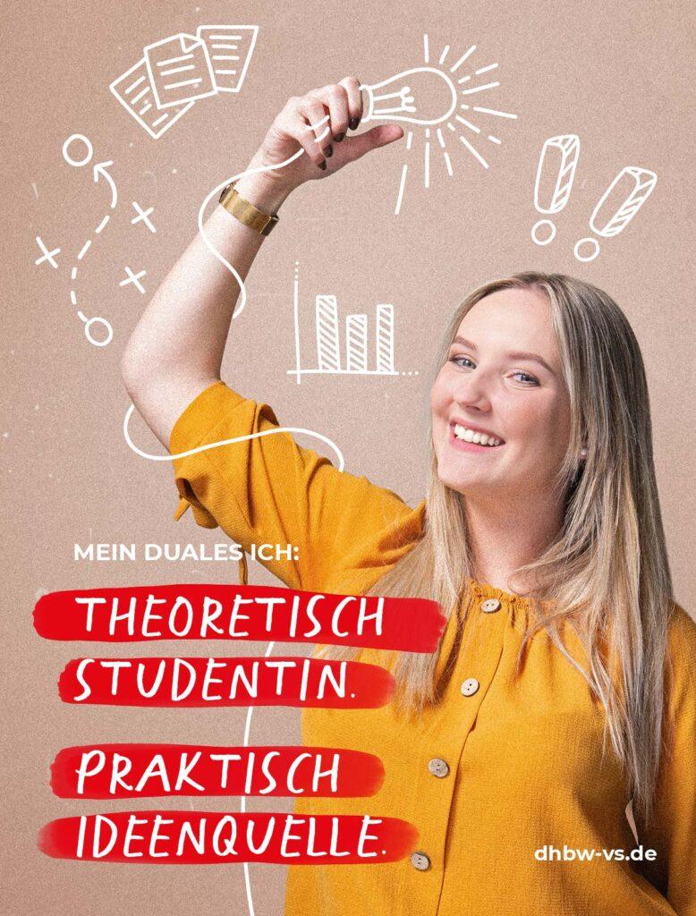 Werbeplakat für die DHBW Villingen-Schwenningen. Auf dem Plakat erscheint eine lächelnde junge #Frau hinter dem Slogan: "Theoretisch Studentin. Praktisch Ideenquelle"