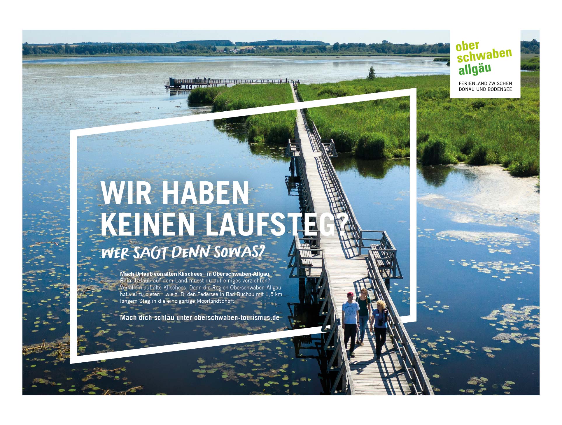 Plakatwerbung für die Kampagne von Oberchwaben-Allgäu mit dem Slogan 'Wir haben keinen Laufsteg?' Es zeigt drei Personen, die an einem sonnigen Tag über eine Brücke gehen.