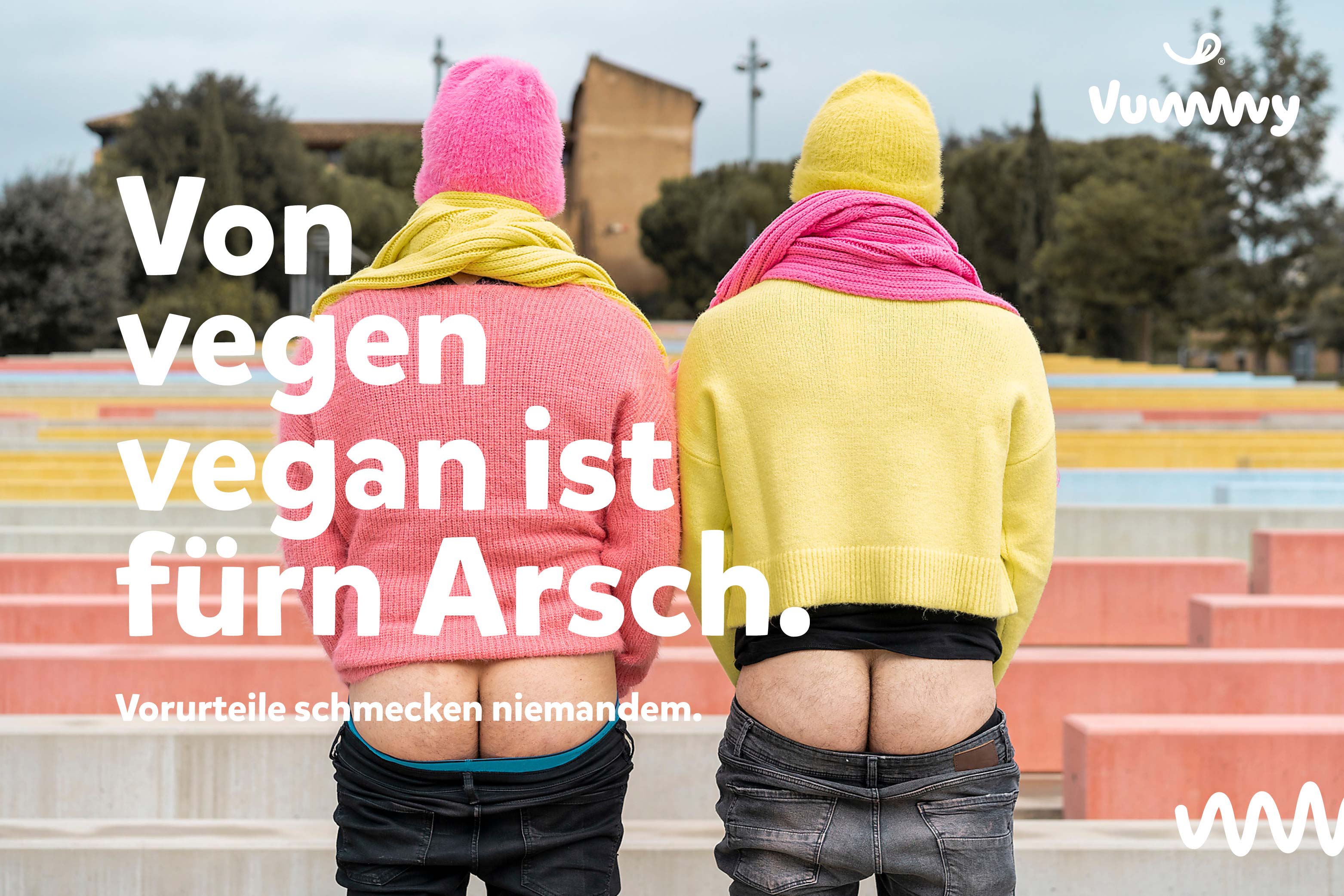 Werbeplakat für Vummy entworfen mit dem Slogan 'Von wegen vegan ist für'n Arsch', auf dem ein Paar von hinten mit entblößtem Hintern zu sehen ist."