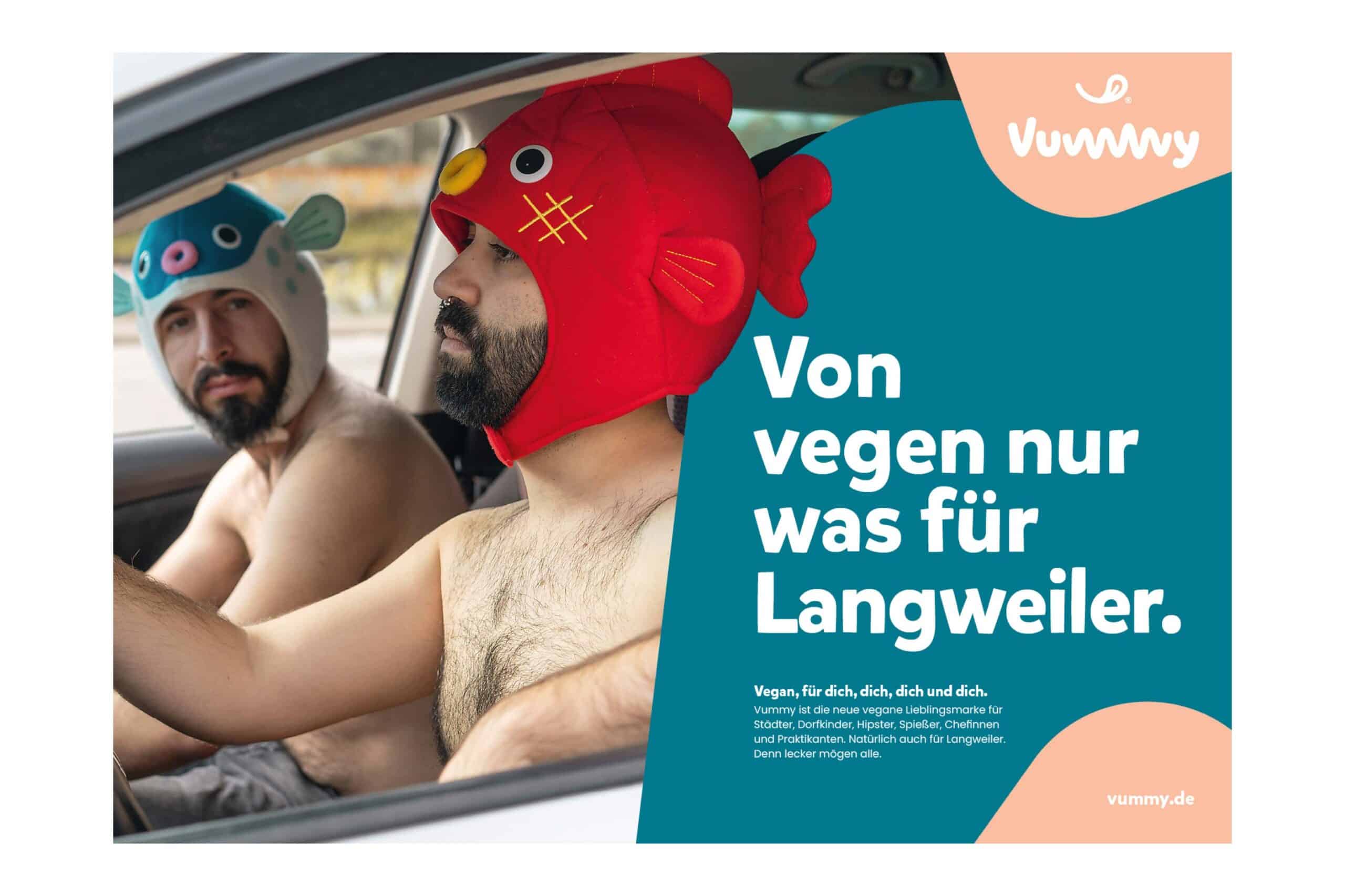 Werbeplakat für Vummy gestaltet mit dem Slogan 'Von wegen nur was für Langweiler', auf dem ein Paar mit Fischhüten in einem Auto fährt