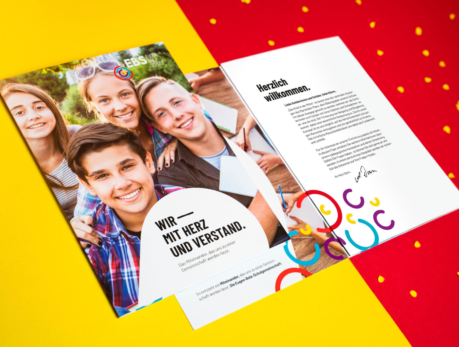 Imagebroschüre der Eugen-Bolz-Schule mit freundlichem Design, farbenfrohen Elementen und einer Begrüßungsbotschaft für Schüler und Eltern.