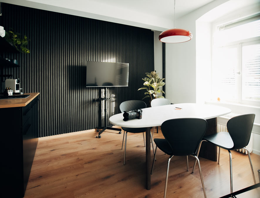 Moderne Küche mit Besprechungstisch und einem hellen Fenster