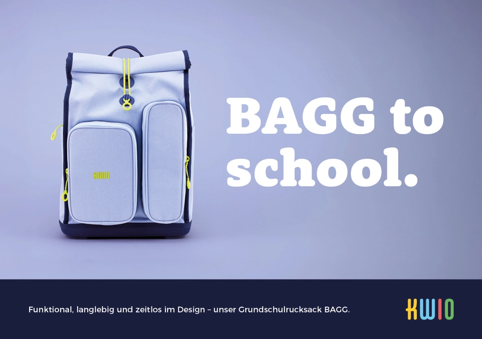 Auf blauem Hintergrund ist ein hellgrauer und gelber Schulrucksack abgebildet, über dem der Schriftzug „BAGG to school“ zu sehen ist. Unten sind ein deutscher Text und das KWIO-Logo zu sehen.