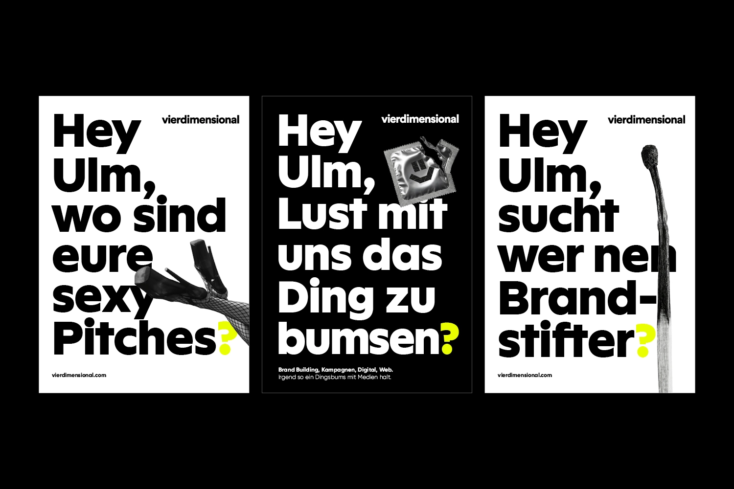 Drei auffällige Plakate auf Deutsch mit Sätzen, die mit Hey Ulm beginnen, mit provokanten Texten und Bildern: gekreuzte Beine, eine Kondompackung und ein verbranntes Streichholz, jeweils mit dem Wort vierdimensional oben rechts.