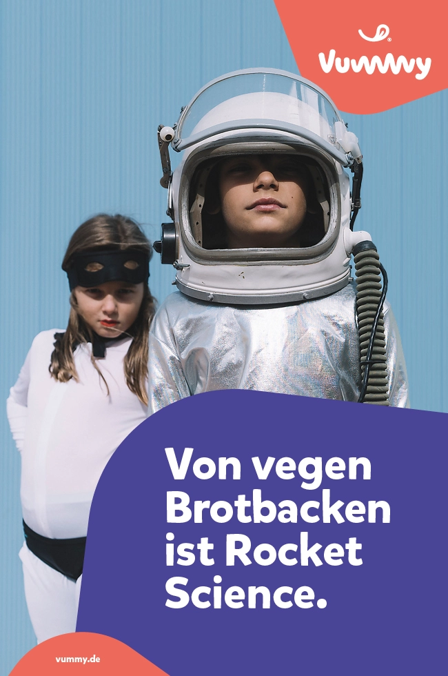 Ein Kind in einem silbernen Raumanzug steht vor einem Kind, das eine schwarze Augenmaske trägt, auf der der deutsche Text Von wegen Brotbacken ist Rocket Science und das Vummy-Logo zu sehen sind.