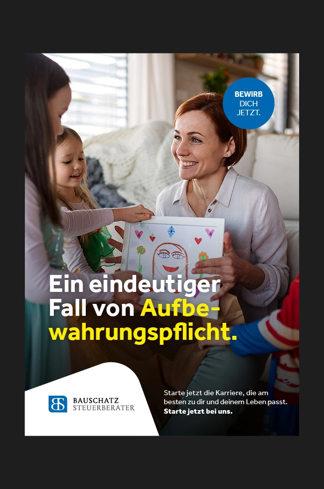 Eine lächelnde Frau sitzt mit zwei Kindern zusammen, die ihr eine Zeichnung zeigen; daneben ist ein deutscher Text zu sehen, der für eine Karriere bei Bauschatz Steuerberater wirbt.
