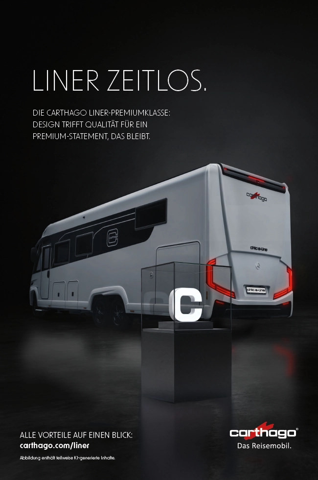 Ein weißes Wohnmobil der Carthago Chic E-Line, das hinter einem verglasten, leuchtenden C-Logo geparkt ist, darüber ein Werbetext und darunter das Markenlogo.